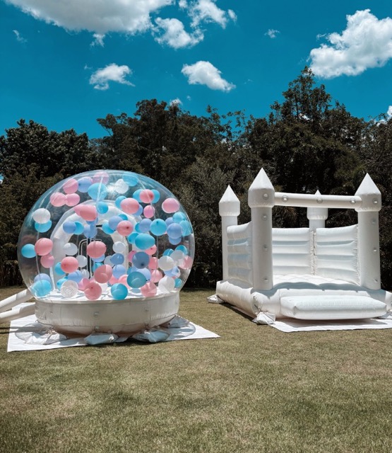 Bubble House ou Castelo Pula-Pula no gramado ao ar livre