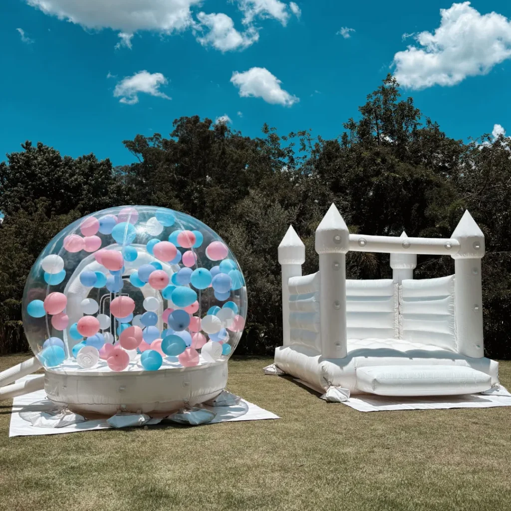 Bubble House e Castelo Pula-Pula juntos no gramado