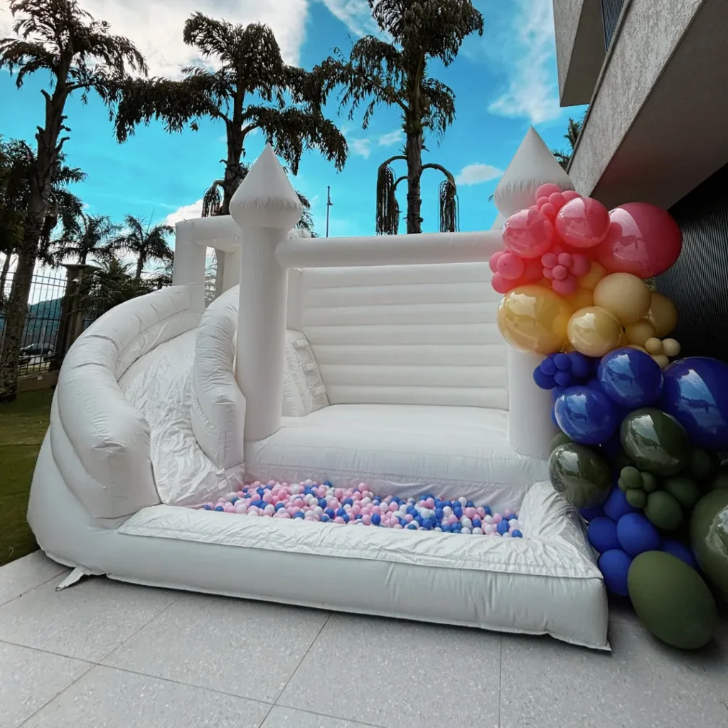 Pula-pula branco decorado para festas de aniversário