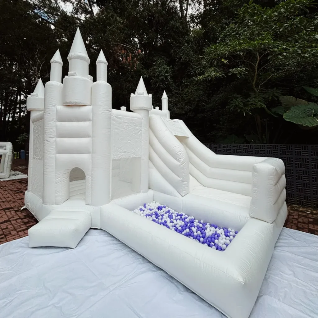 Pula-pula branco com escorregador e piscina de bolinhas em São Paulo