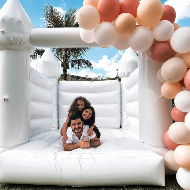 Castelinho pula-pula branco em aniversario infantil