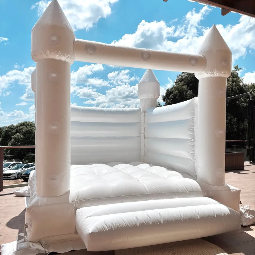 Castelo Pula-Pula Branco em uma festa de aniversário