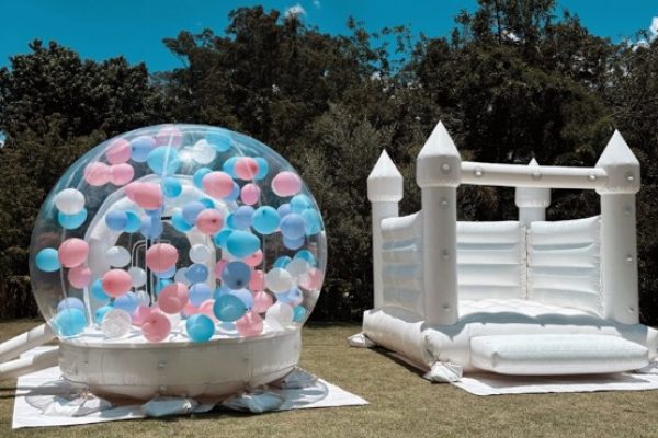 Bubble House ou Castelo Pula-Pula no gramado ao ar livre