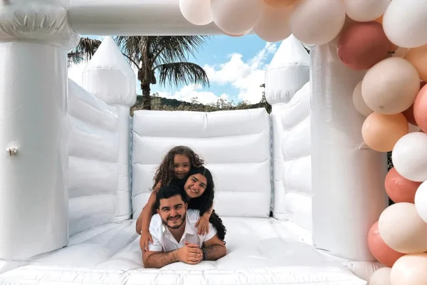 Castelinho pula-pula branco em aniversario infantil